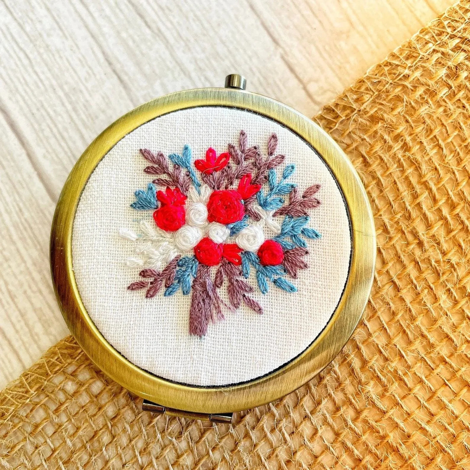 Floral Embroidered Compact Mirror, Collection Brooklyn